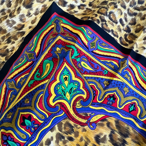 Versace 54x54in scarf NWOT Limited Edition Rare! - Picture 2 of 5